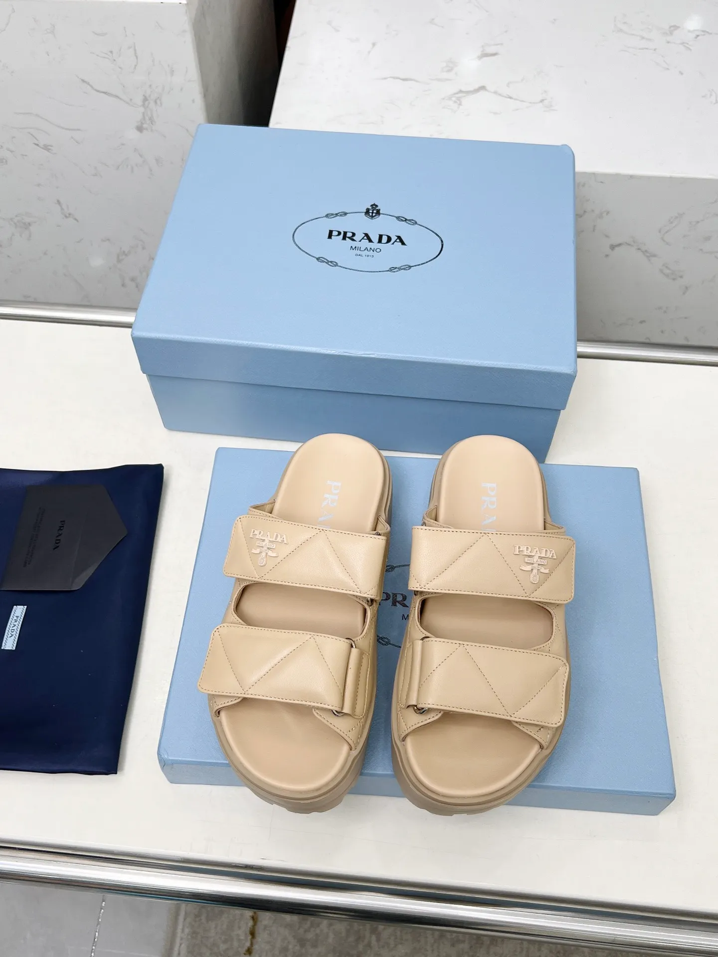 👟👟Ex-factory price 500👟👟 🌸Prada 2025 spring and summer new slippers 💫Velcro sandals The latest catwalk model, classic upgrades, comfort and fashionability coexist. Every color combination looks good, and the design matches different style needs ✅Upper: original customized cowhide ✅Inner lining: original customized sheepskin lining, cowhide feet ✅Outsole: Original molded anti-slip outsole ✅Number of codes: 35-40 (41 customized, non-refundable and non-exchangeable)